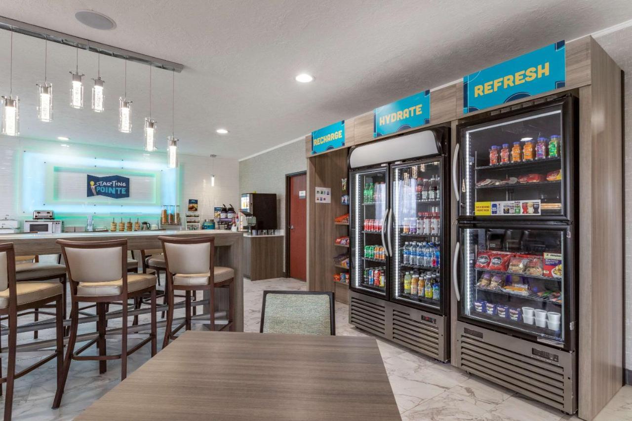 萨尔法-查尔斯湖克拉里奥波因特酒店 萨尔弗 外观 照片